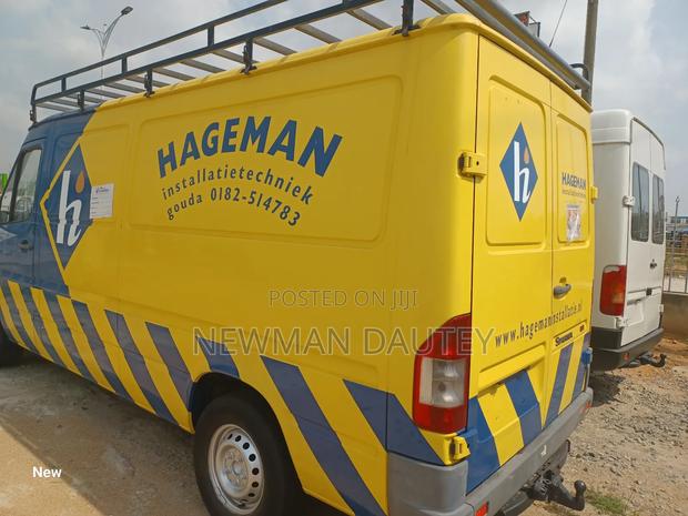 Mercedes-Benz Sprinter 2002 Yellow