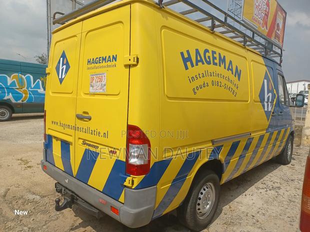 Mercedes-Benz Sprinter 2002 Yellow