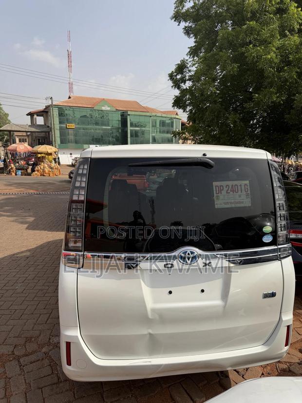 Toyota Voxy SV Premium 2014 White