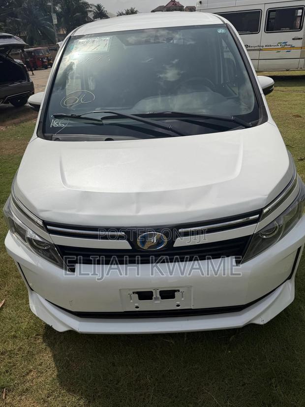 Toyota Voxy SV Premium 2014 White