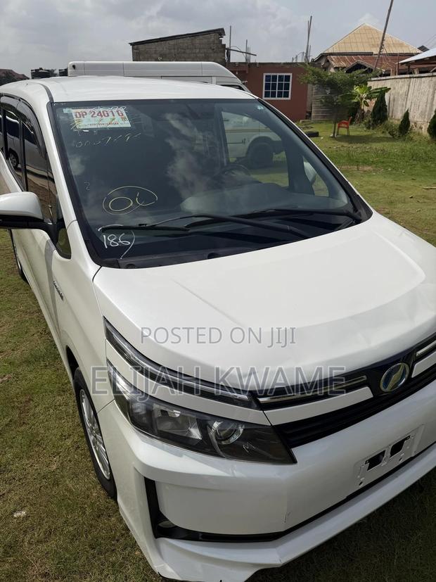 Toyota Voxy SV Premium 2014 White
