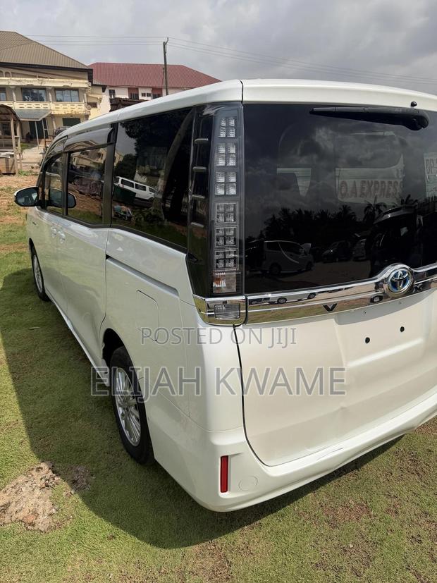 Toyota Voxy SV Premium 2014 White