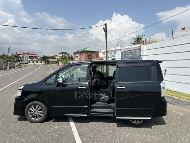 Toyota Voxy 2013 Black