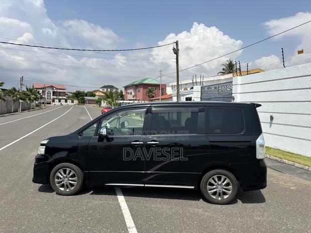 Toyota Voxy 2013 Black