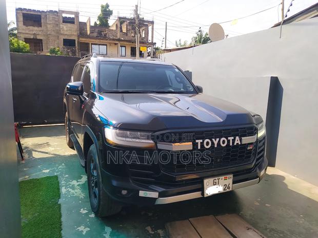 Toyota Land Cruiser LC300 2024 Black