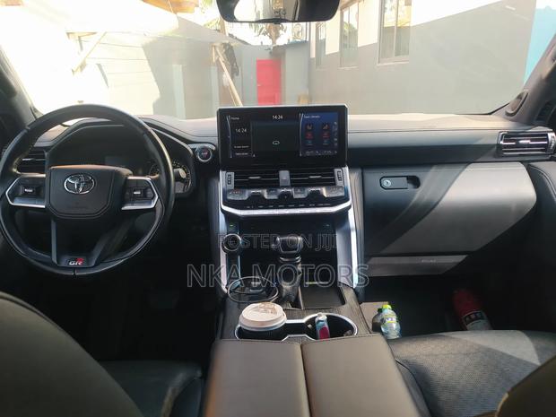 Toyota Land Cruiser LC300 2024 Black