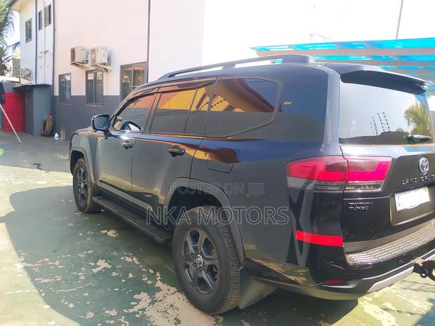 Toyota Land Cruiser LC300 2024 Black