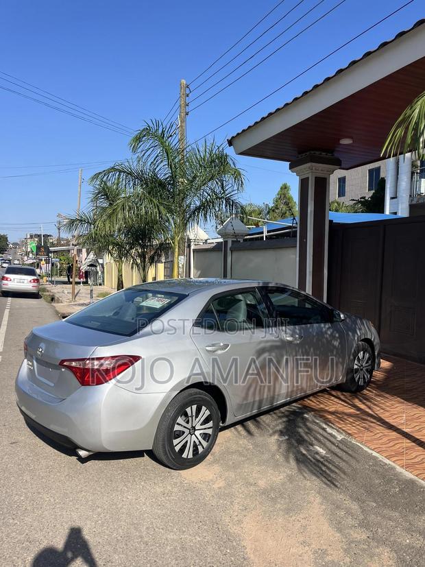 Toyota Corolla LE (1.8L 4cyl 2A) 2019 Silver