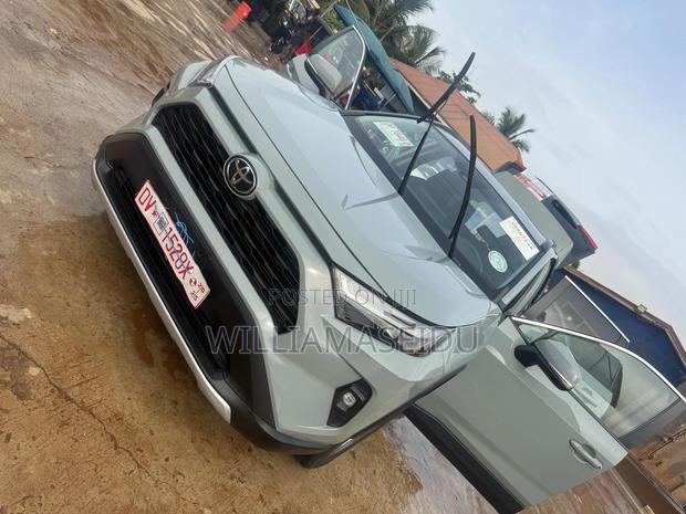 Toyota RAV4 XLE FWD 2023 Gray