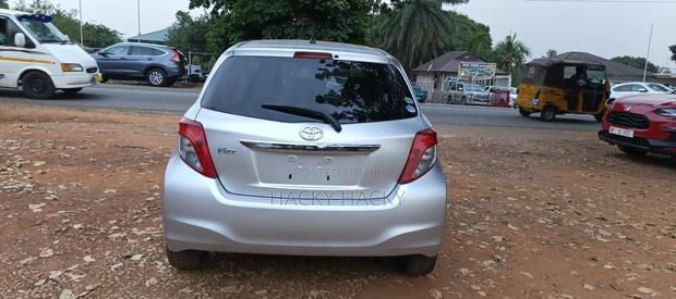 Toyota Vitz 2014 Silver