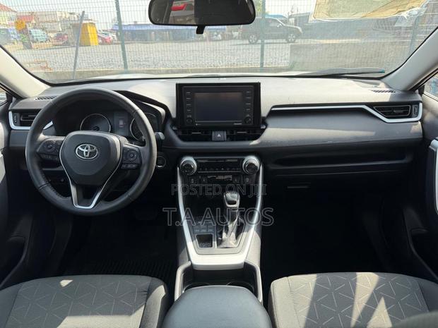 Toyota RAV4 XLE 2021 Silver