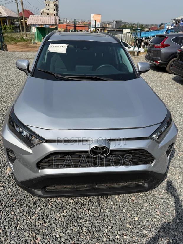 Toyota RAV4 XLE 2021 Silver
