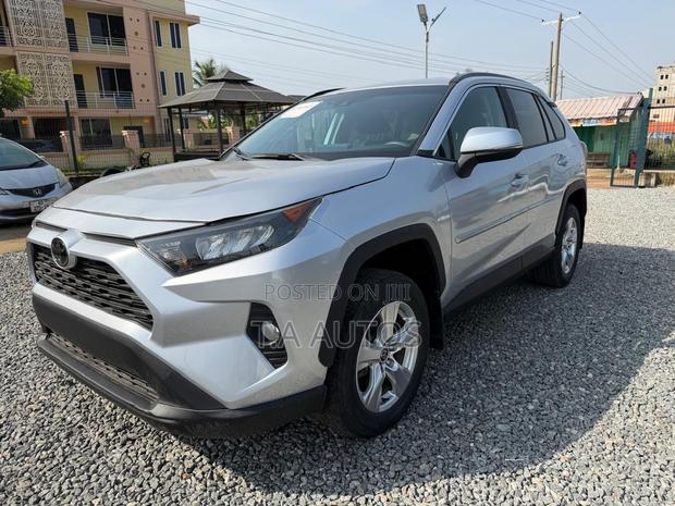 Toyota RAV4 XLE 2021 Silver