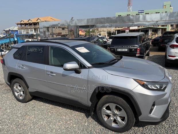 Toyota RAV4 XLE 2021 Silver