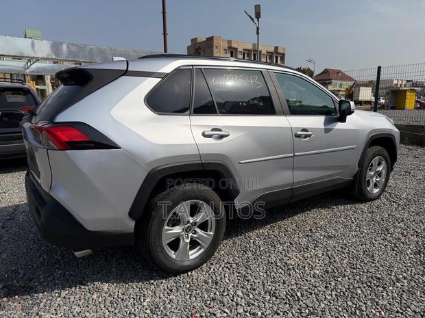Toyota RAV4 XLE 2021 Silver