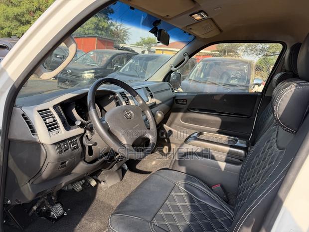 Toyota HiAce 2013 White