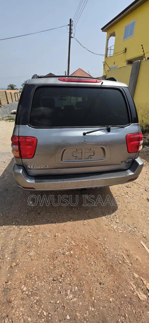 Toyota Sequoia 2001 Gray · Photo 4