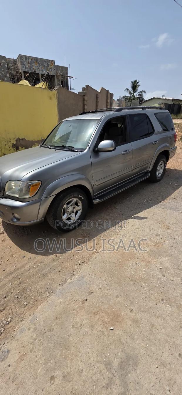 Toyota Sequoia 2001 Gray · Photo 2
