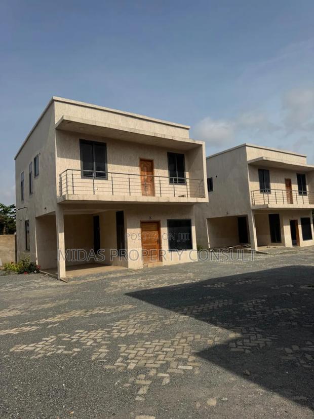 3bdrm Townhouse/Terrace in Ashaley Botwe, School Junction for sale photo 10