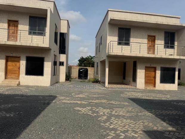 3bdrm Townhouse/Terrace in Ashaley Botwe, School Junction for sale photo 2