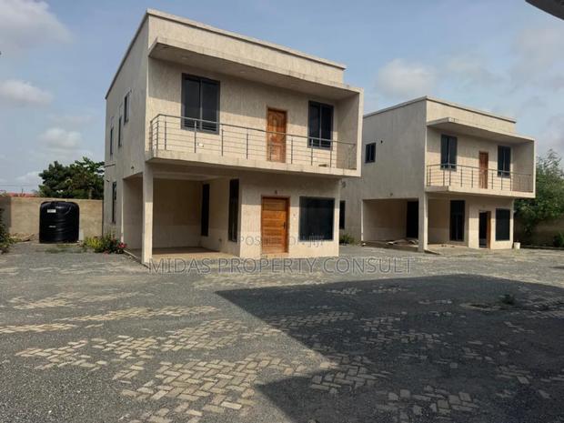 3bdrm Townhouse/Terrace in Ashaley Botwe, School Junction for sale