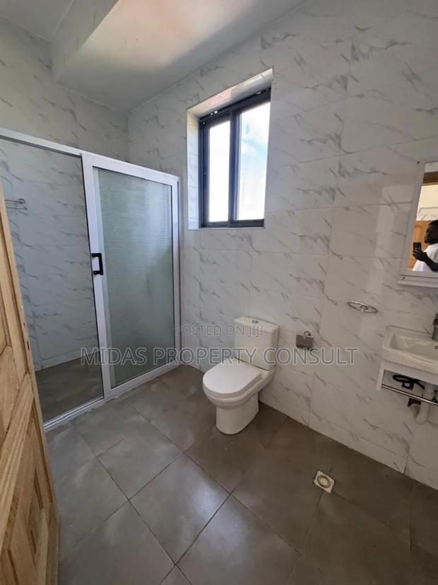 3bdrm Townhouse/Terrace in Ashaley Botwe, School Junction for sale photo 6