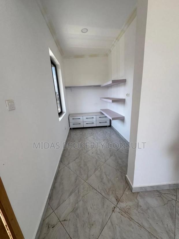 3bdrm Townhouse/Terrace in Ashaley Botwe, School Junction for sale photo 7