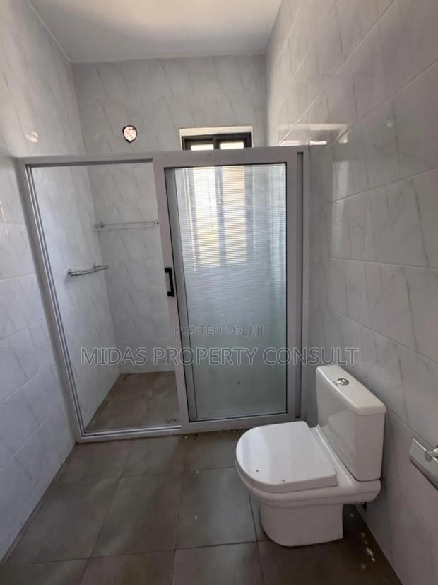 3bdrm Townhouse/Terrace in Ashaley Botwe, School Junction for sale photo 8