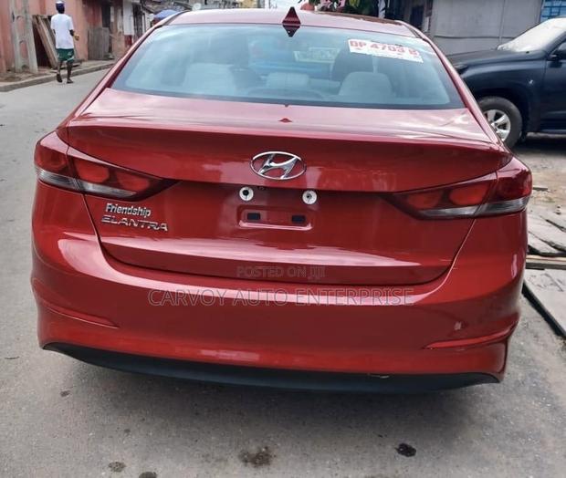 Hyundai Elantra SE Sedan FWD (2.0L 4cyl 6M) 2017 Red
