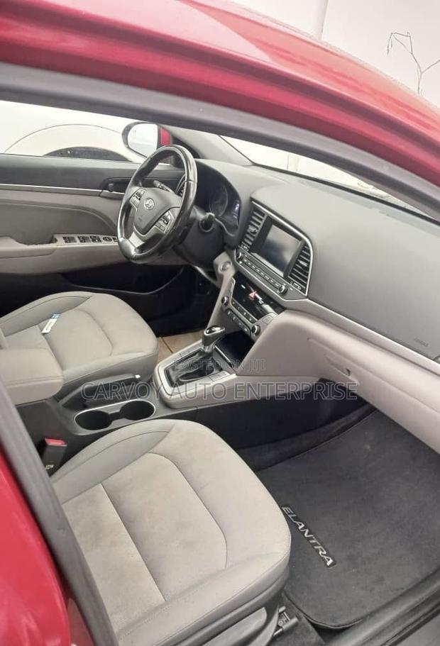 Hyundai Elantra SE Sedan FWD (2.0L 4cyl 6M) 2017 Red