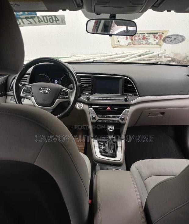 Hyundai Elantra SE Sedan FWD (2.0L 4cyl 6M) 2017 Red