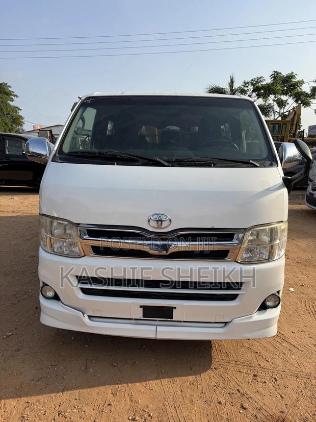 Toyota HiAce 2013 White