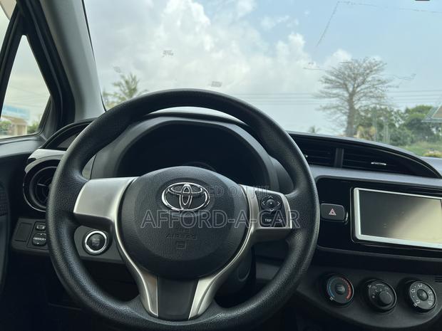 Toyota Vitz 1.3 AWD 3dr 2015 Silver photo 2