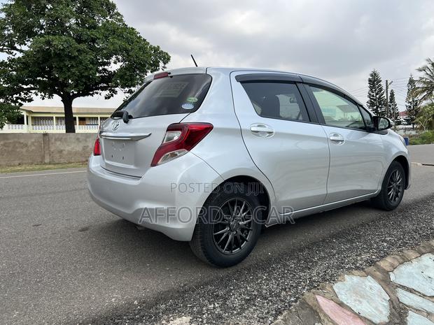 Toyota Vitz 1.3 AWD 3dr 2015 Silver photo 3