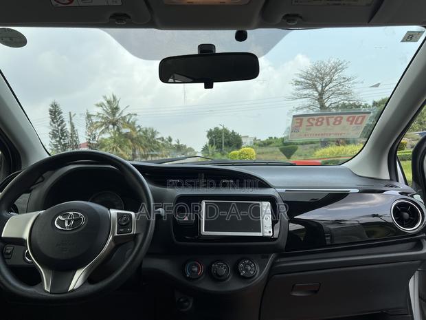 Toyota Vitz 1.3 AWD 3dr 2015 Silver photo 4