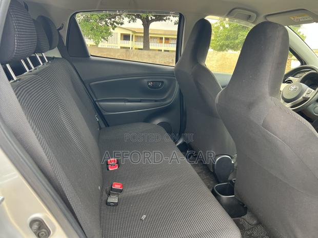 Toyota Vitz 1.3 AWD 3dr 2015 Silver photo 7