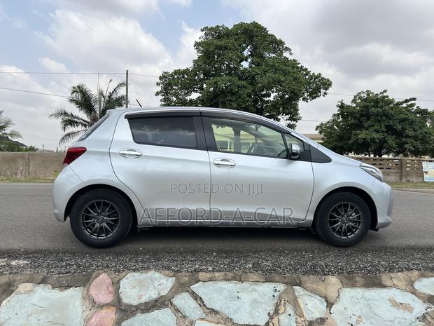 Toyota Vitz 1.3 AWD 3dr 2015 Silver photo 5