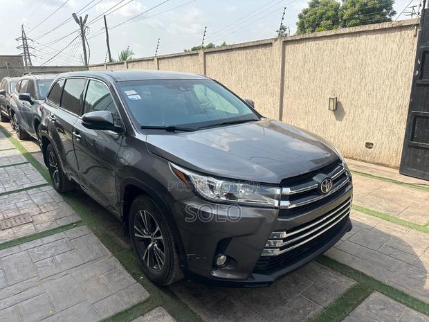 Toyota Highlander LE 4x2 (2.7L 4cyl 6A) 2018 Gray