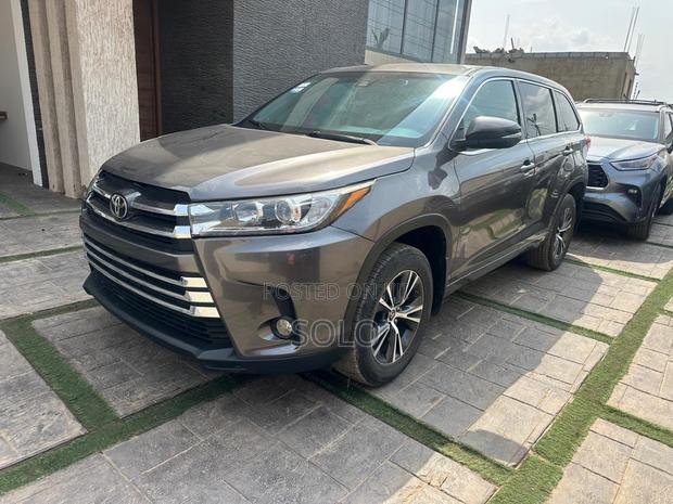 Toyota Highlander LE 4x2 (2.7L 4cyl 6A) 2018 Gray