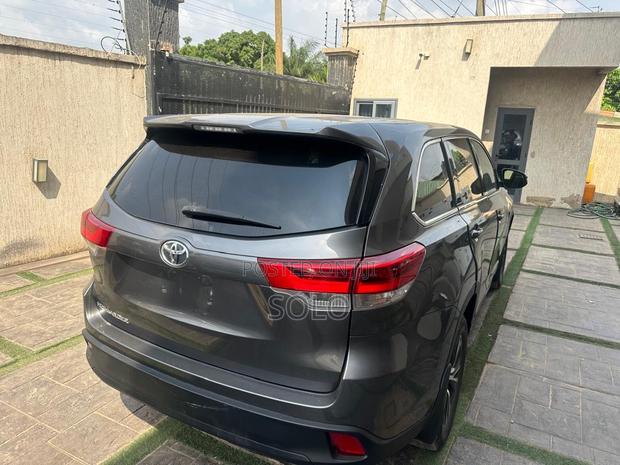 Toyota Highlander LE 4x2 (2.7L 4cyl 6A) 2018 Gray