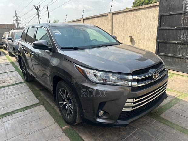 Toyota Highlander LE 4x2 (2.7L 4cyl 6A) 2018 Gray