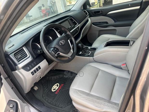 Toyota Highlander LE 4x2 (2.7L 4cyl 6A) 2018 Gray