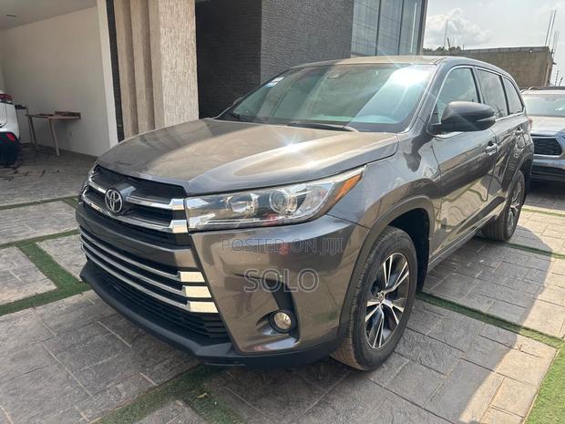 Toyota Highlander LE 4x2 (2.7L 4cyl 6A) 2018 Gray