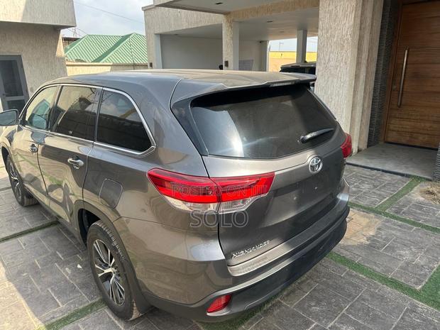 Toyota Highlander LE 4x2 (2.7L 4cyl 6A) 2018 Gray
