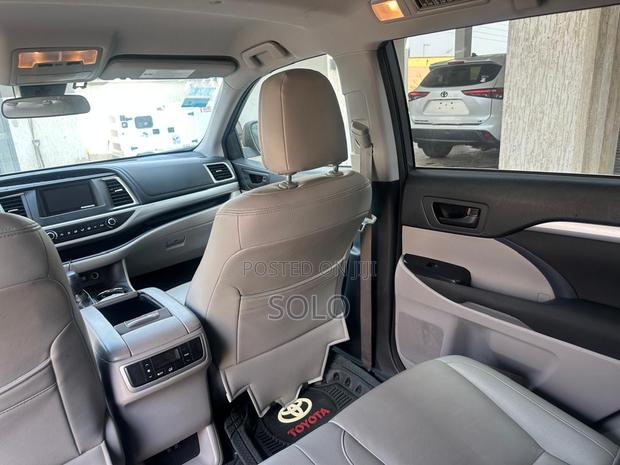 Toyota Highlander LE 4x2 (2.7L 4cyl 6A) 2018 Gray