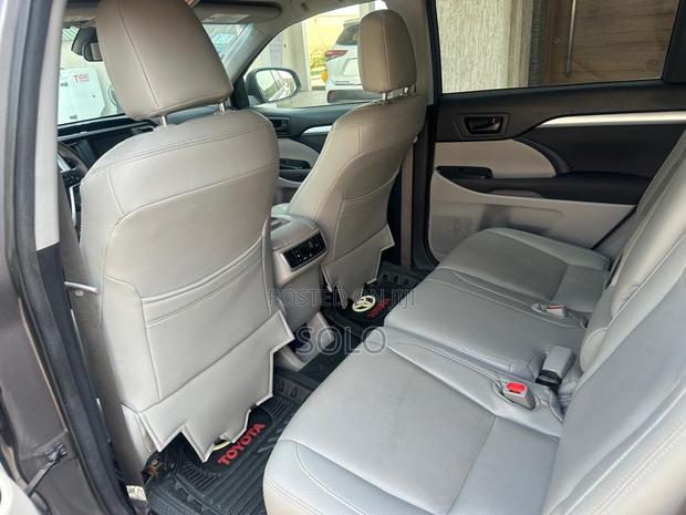 Toyota Highlander LE 4x2 (2.7L 4cyl 6A) 2018 Gray