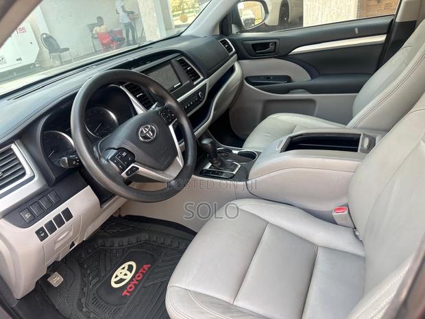 Toyota Highlander LE 4x2 (2.7L 4cyl 6A) 2018 Gray