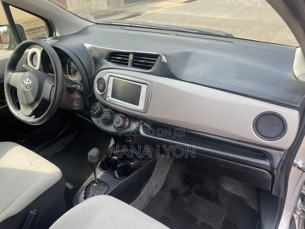 Toyota Vitz 1.3 FWD 5dr 2012 Silver