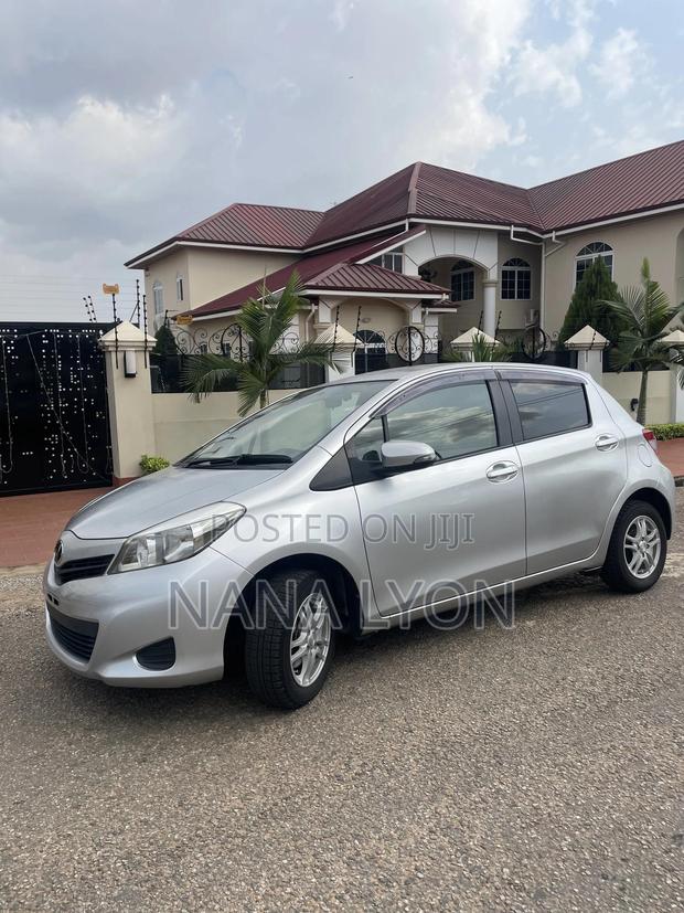 Toyota Vitz 1.3 FWD 5dr 2012 Silver