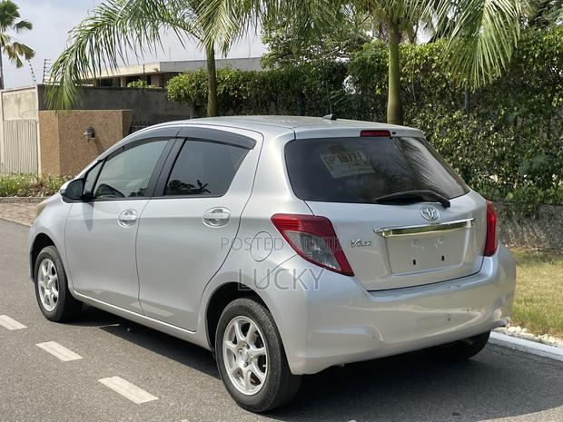 Toyota Vitz 1.3 FWD 5dr 2012 Silver